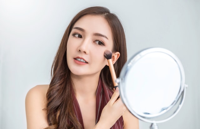 waspada kesalahan yang bikin make up kamu keliatan tua