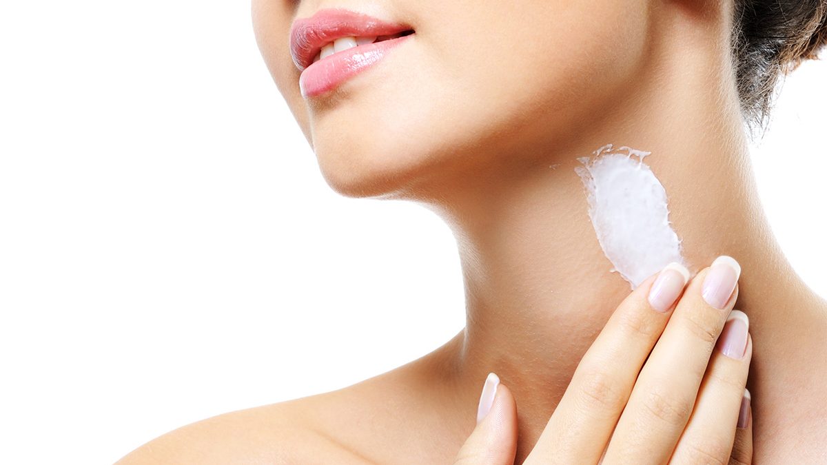 cara mencerahkan area leher dengan bahan alami